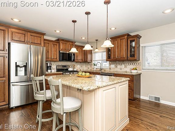 4th image of 395 Wimpole Dr