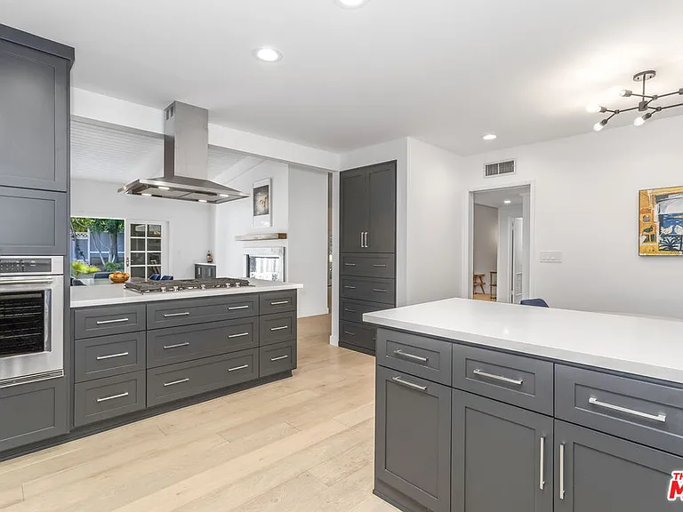 23826 Burbank Blvd — Photo 8