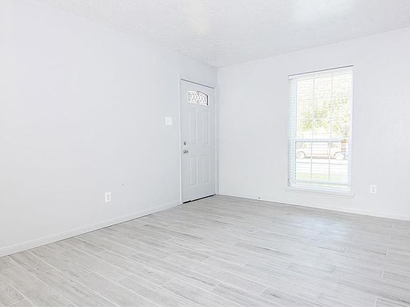 5th image of 16647 Forest Bend Ave