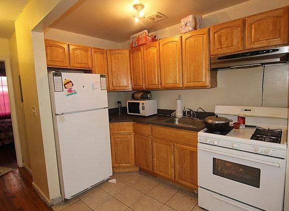 2nd image of 159 W 195th St
