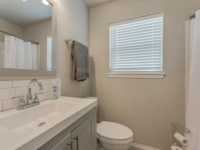 1009 E Main St #1 — Photo 12