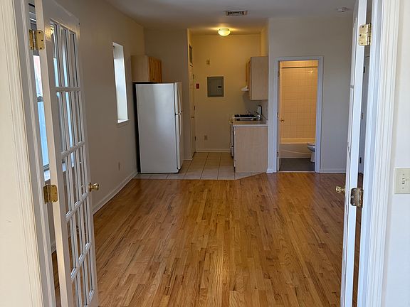 5th image of 254 Bloomfield Ave #9