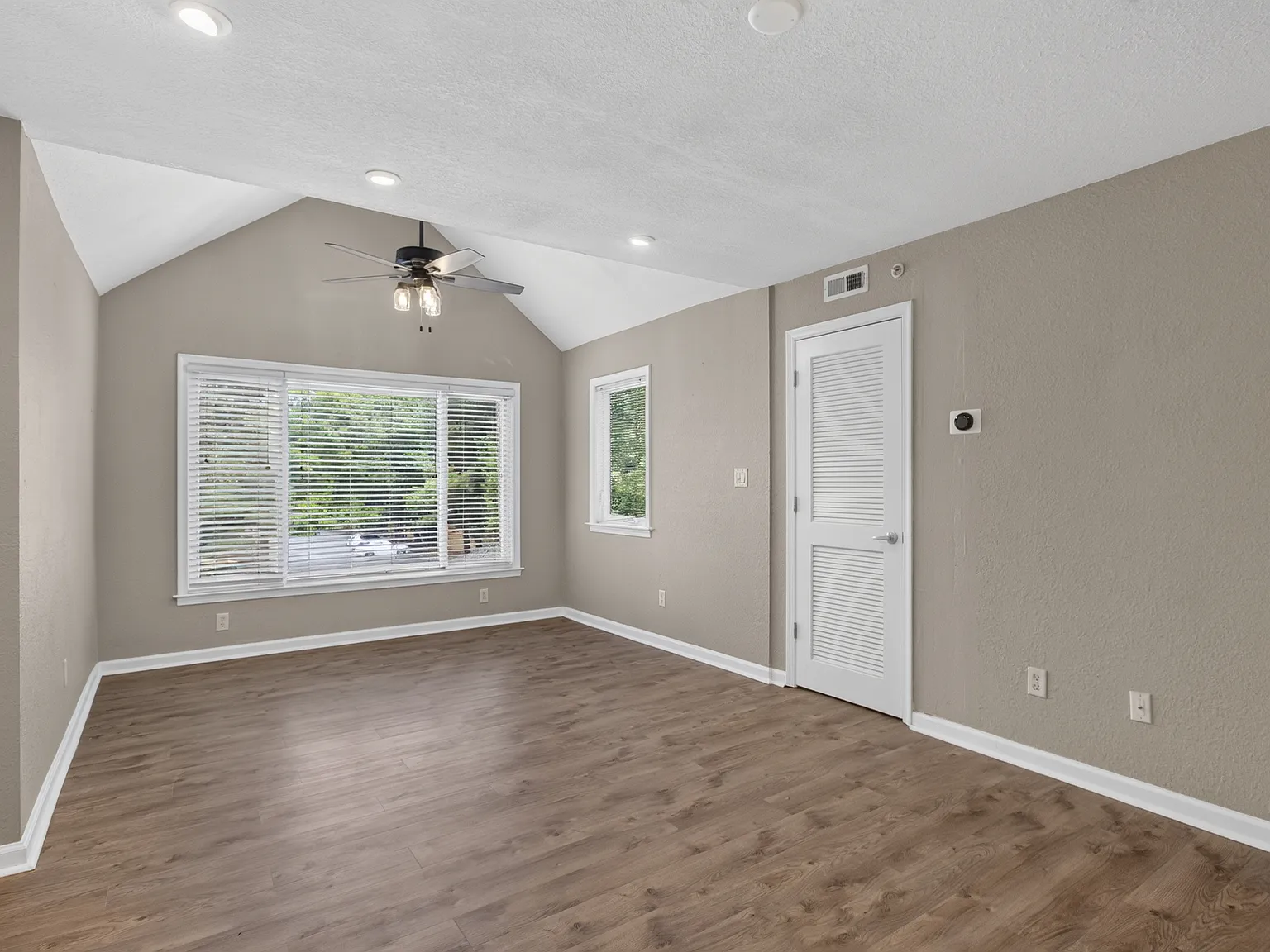 2 bed, 946 sqft, $1,915 — Photo 2