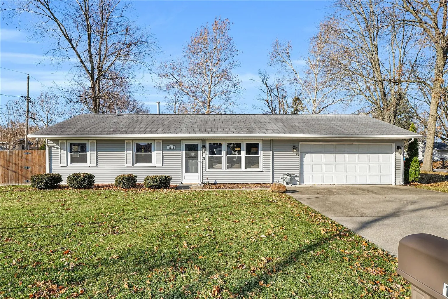 1215 Holiday Dr photo 1