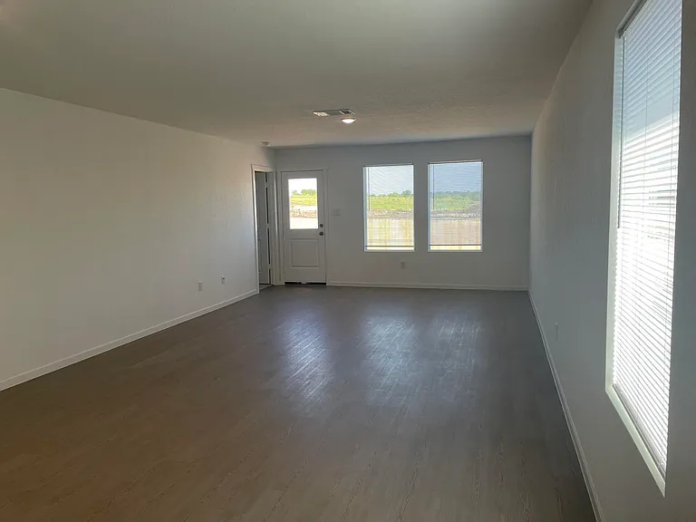 255 Zyra Ave — Photo 4