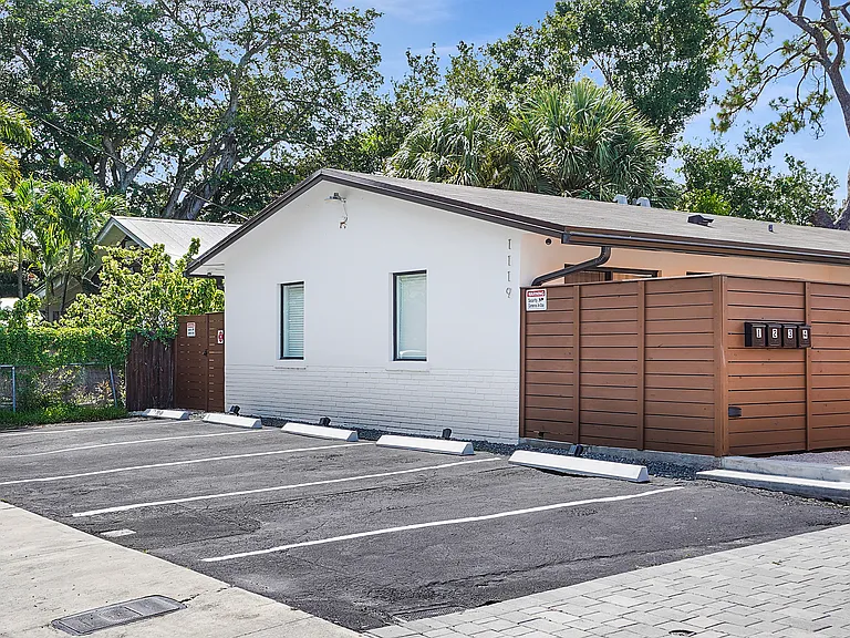 1119 W Las Olas Blvd #4 — Photo 8