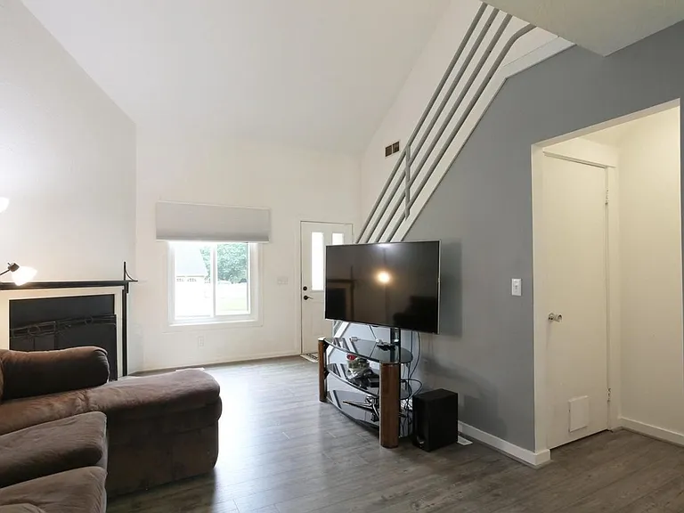 1901 Mountain View Rd — Photo 3