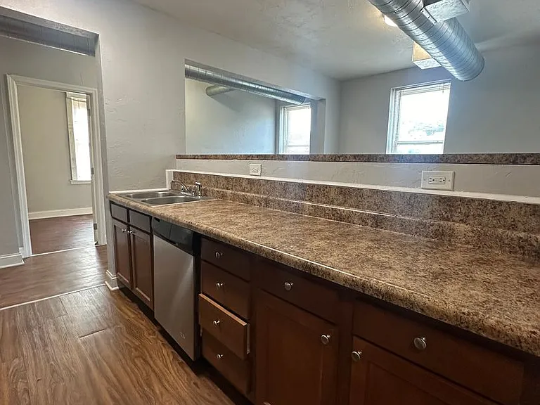 1021 East Carson Street — Photo 28