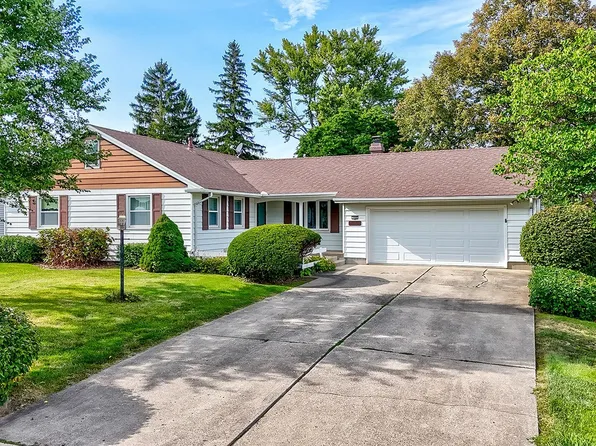 408 Oakridge Dr, Ottawa, IL 61350