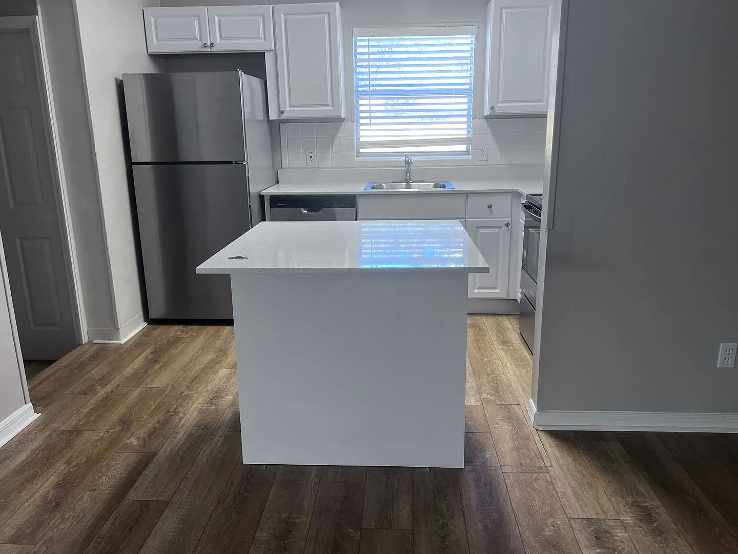 Coming Soon 3/1 Located In Lakewood Park — Photo 4