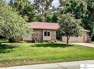 8406 Molokai Dr, Papillion, NE 68046