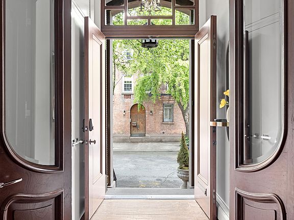 4th image of 214 W 11th St