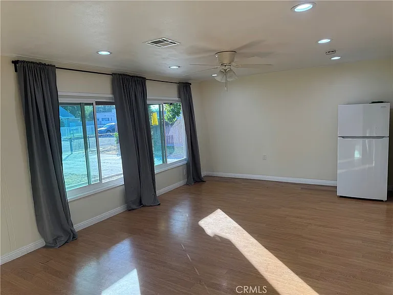 13725 Kenmore Ave — Photo 4