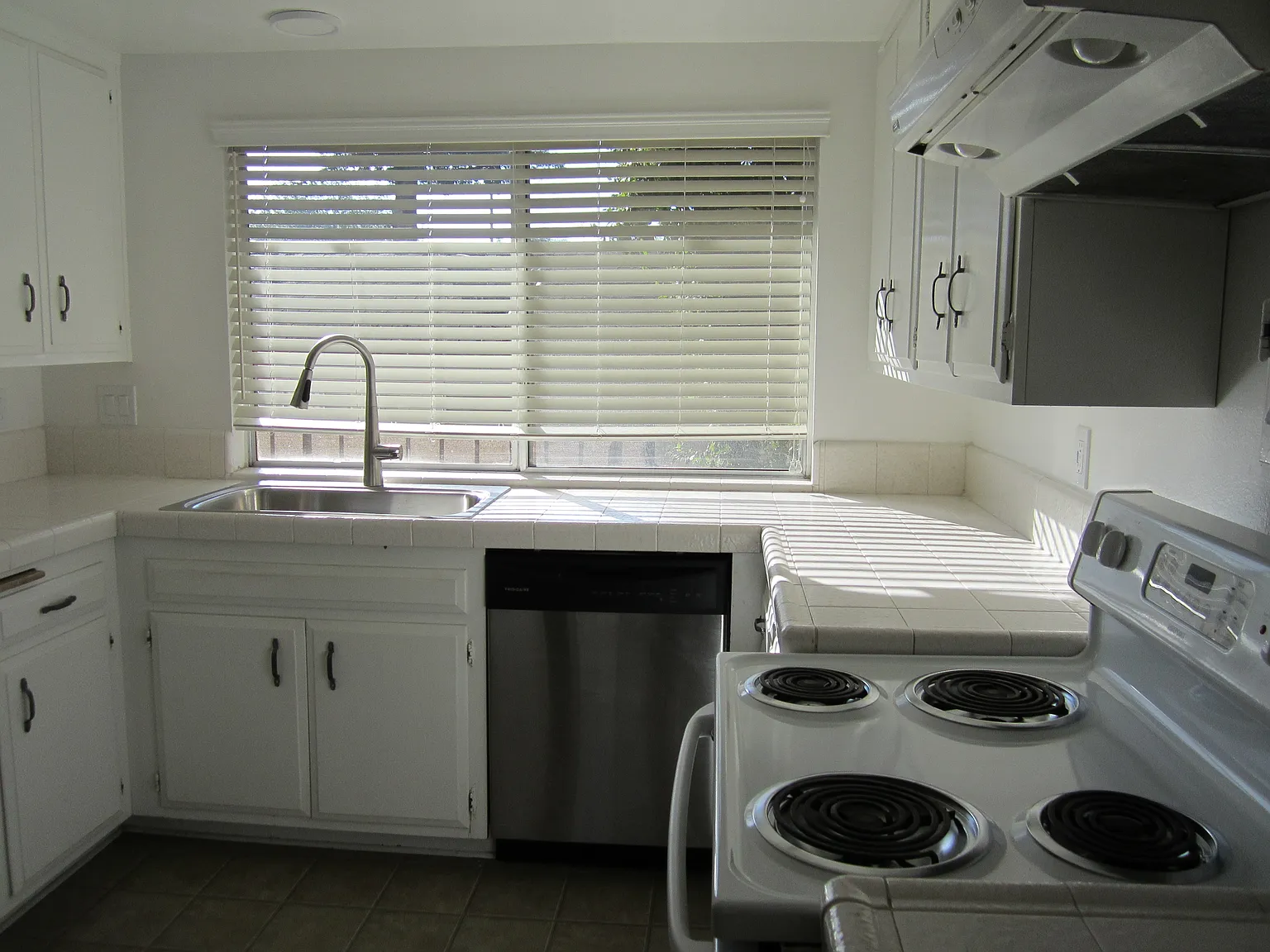 2 bed, 900 sqft, $3,950 — Photo 2