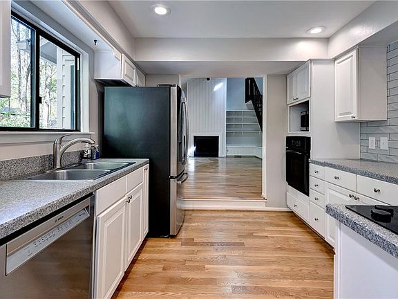 3rd image of 109 Holman Rd