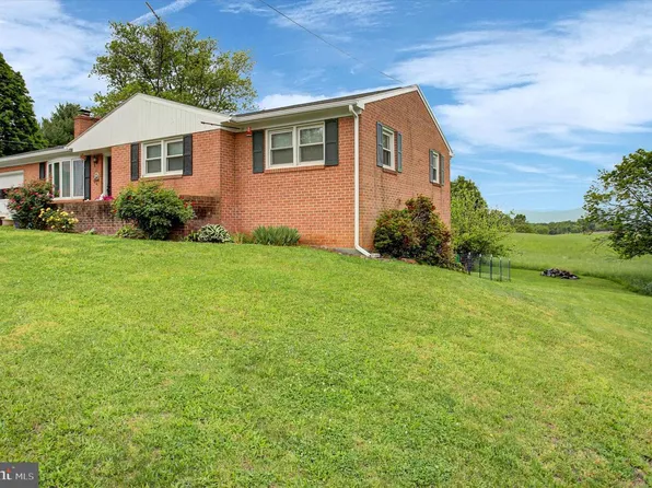 991 Laurich Dr, Chambersburg, PA 17202