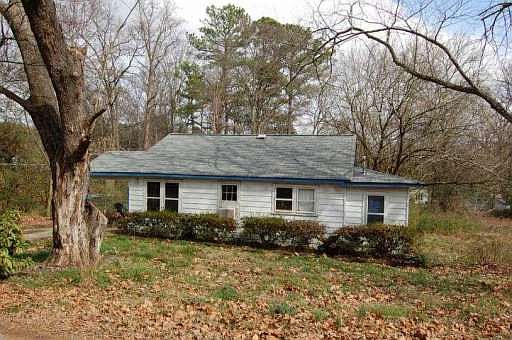 2nd image of 104 Carnes Dr SE