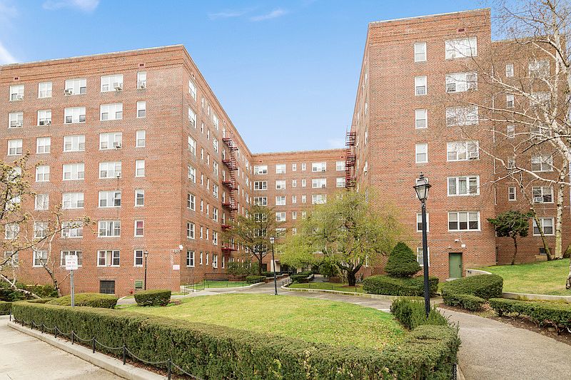 1st image of 480 Riverdale Ave