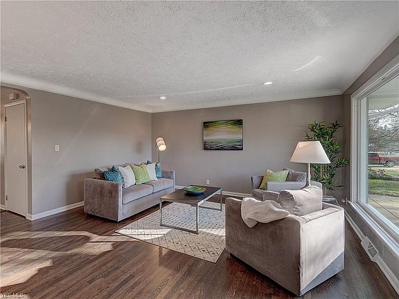 3rd image of 2621 Woodview Dr