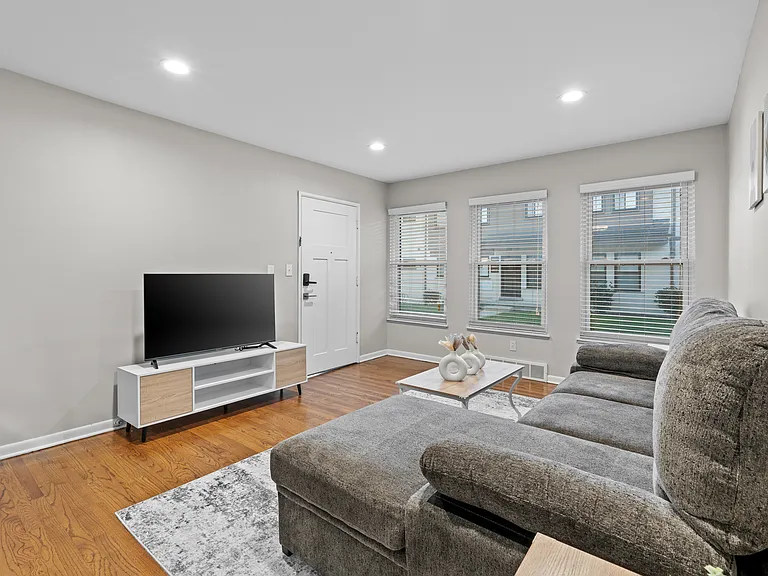 1703 W Catalpa Dr — Photo 2