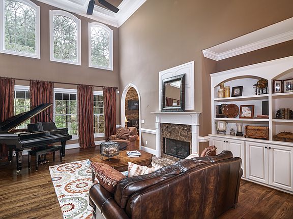 4th image of 105 Norman Pl