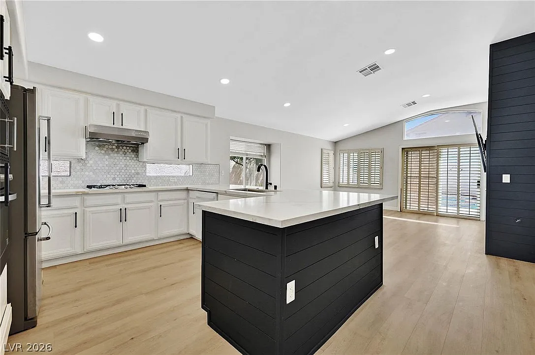 3 bed, 2.0 bath, 1838 sqft, $3,095 — Photo 4