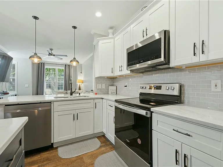 1133 Village Ct SE — Photo 8