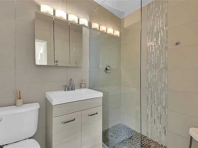 2048 Holiday Ln — Photo 23
