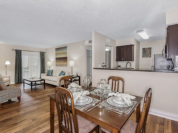 3rd image of 1100 Oakbridge Pkwy APT 6