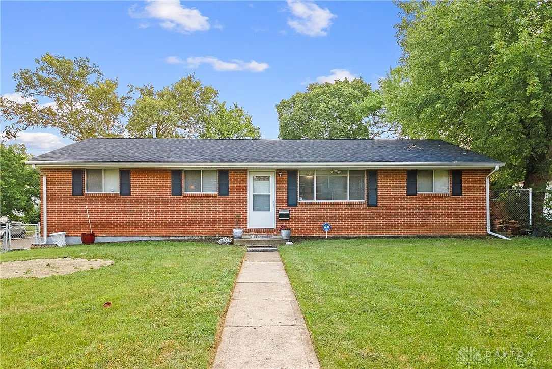 1402 Amberley Dr photo 1