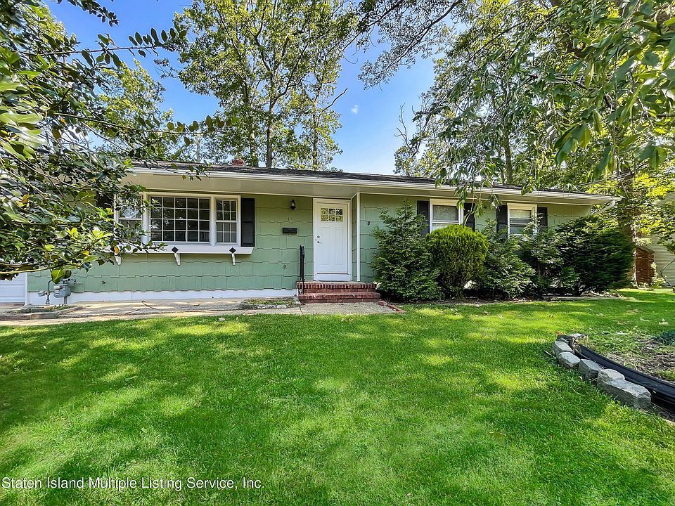 1st image of 11 Roslyn Dr