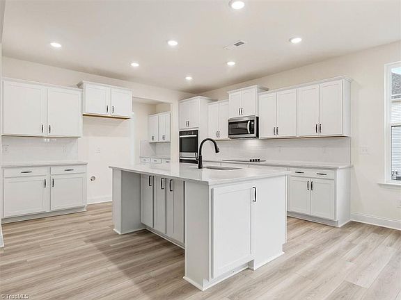 5th image of 806 Brookfield Dr