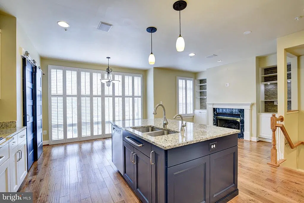 3 bed, 5.0 bath, 2466 sqft, $4,500 — Photo 3