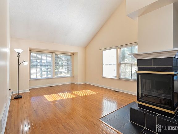 5th image of 32 Inverness Ct