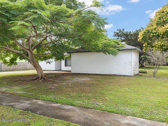 2nd image of 426 NE Solida Cir