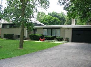 1336 Hillside Dr, Northbrook, IL