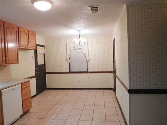 5th image of 1021 N Woodlawn Ave