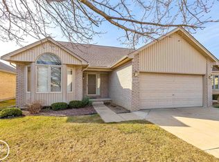 43079 Pointe Dr, Clinton Township, MI 48038