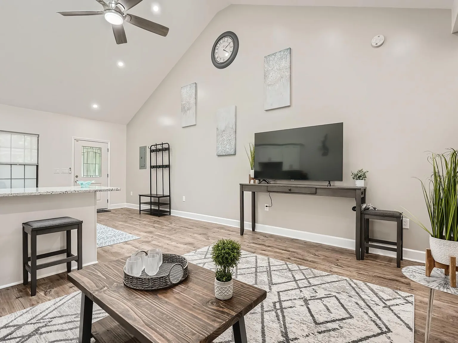 1 bed, 800 sqft, $2,000 — Photo 3