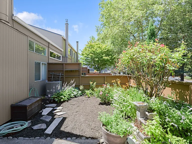 17570 NW Shorewood Dr — Photo 20
