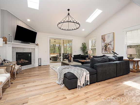 4th image of 4125 Spring St