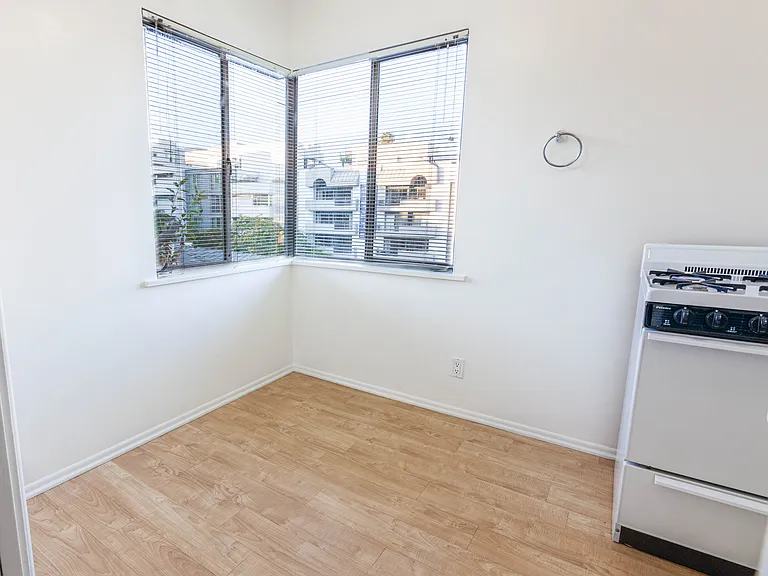 667-669 Levering — Photo 43