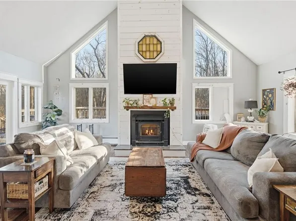 97 Angell Rd, Cumberland, RI 02864