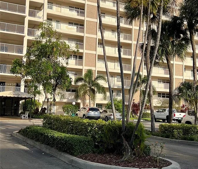 2901 S Palm Aire Dr #408 — Photo 2