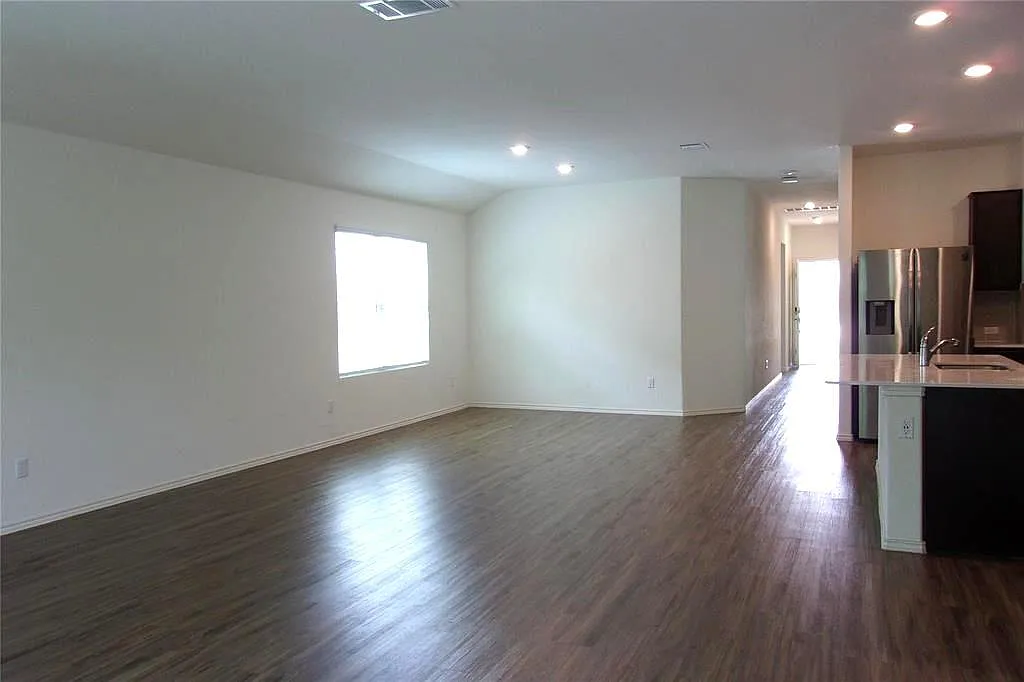 4 bed, 2.0 bath, 2020 sqft, $2,100 — Photo 2