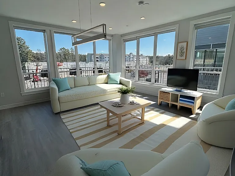 Residences at Sharon Gallery — Photo 22