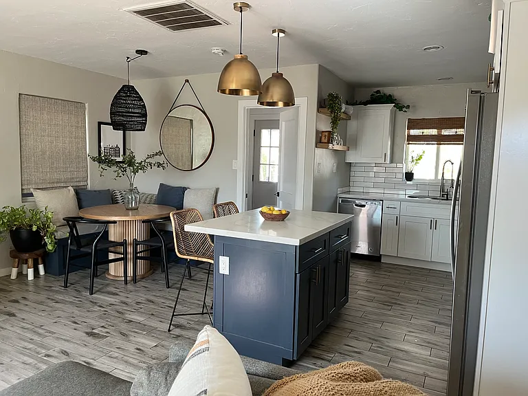 1832 E Crittenden Ln — Photo 3