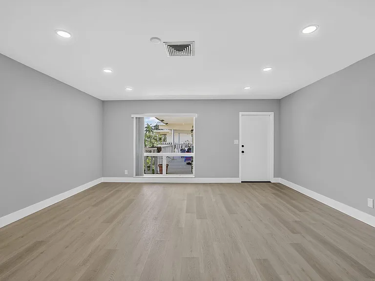 2755 NE 28th Ave #E2 — Photo 10