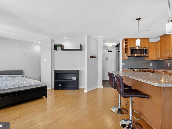 4th image of 1601 18th St NW APT 1001