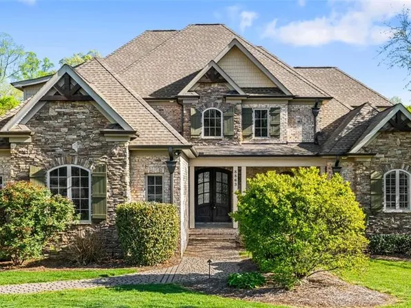 8863 Cravenwood Dr, Oak Ridge, NC 27310